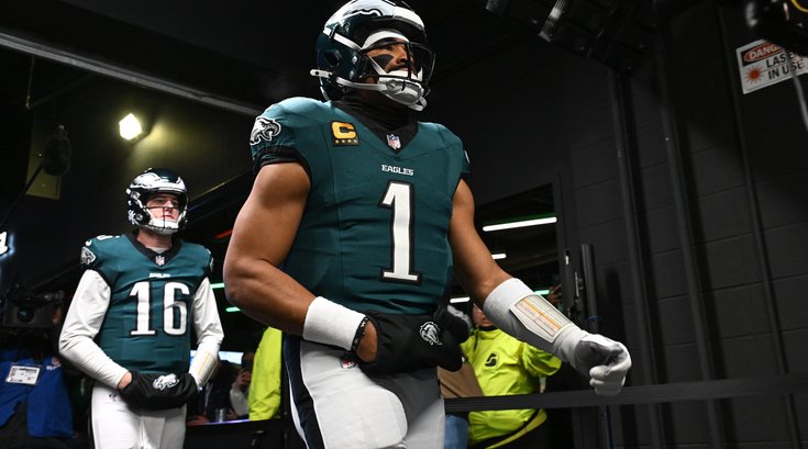 Jalen-Hurts-Eagles-Raiders-Tunnel-2025-NFL.JPG