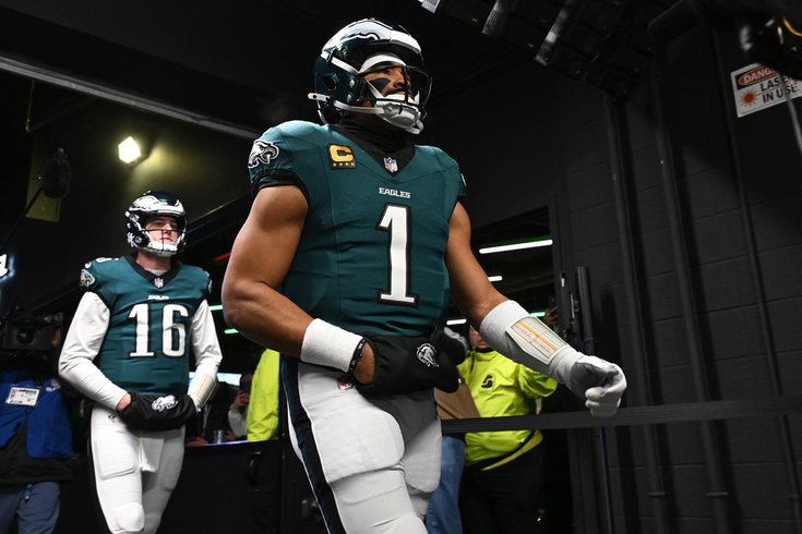 Jalen-Hurts-Eagles-Raiders-Tunnel-2025-NFL.JPG
