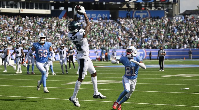 Eagles-DeVonta-Smith-catch_092026