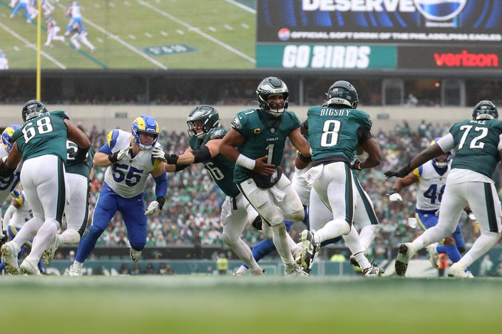 Jalen-Hurts-Hand-Off-Eagles-Rams-2026-NFL.JPG