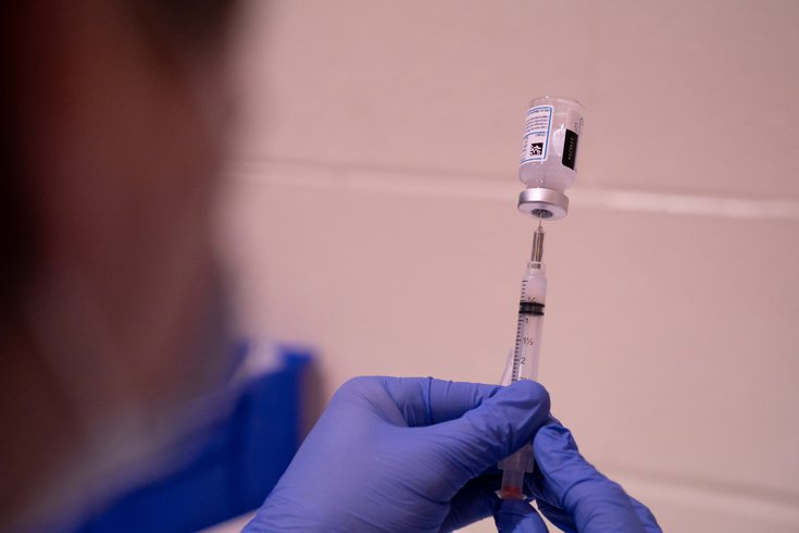 FindAShot.org是一个在线工具，它提供了COVID-19疫苗接种的药房预约时段的实时更新，该网站的创建者David Newall表示，这将帮助用户搜索打针。上图中，新泽西州一个疫苗接种点的医护人员正在准备装有莫德纳疫苗的注射器。(photo:PhillyVoice)
