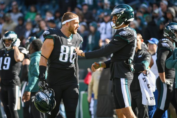22_11032019_EaglesvsBears_Zach_Ertz_Mack_Hollins_KateFrese.jpg