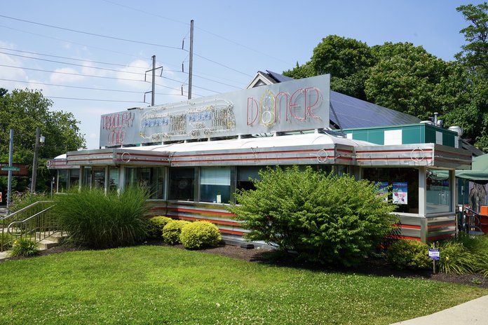 IBEW demonstrates at Trolley Car Diner