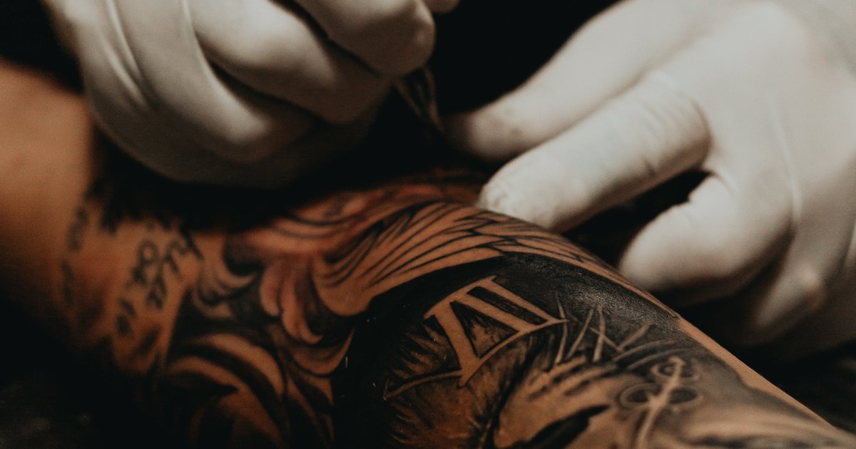 Aziz Çintan Tattoo Studio ® on Instagram: “Uzi & Rose Tattoo #uzidövme  #guntattoo #istanbuldövme #avcılardövme #kadıköydövme #taksimdövme  #ortaköydövme #ba… | Dövme