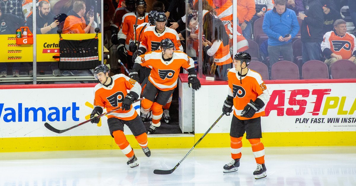 Wayne Simmonds shows off Philadelphia Flyers' Stadium Series jersey