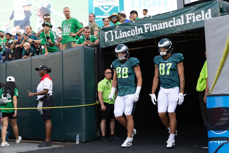 Eagles-practice-Dallas-Goedert-CJ-Uzomah-080324