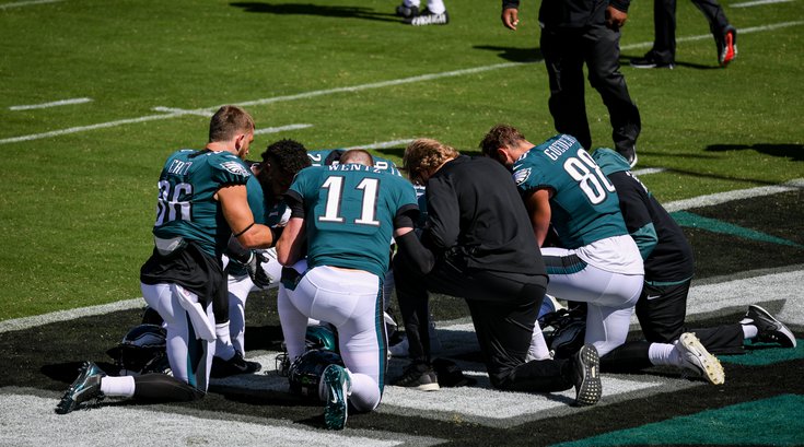 players_pray_carson_Wentz_Eagles_Rams_NFL_Kate_Frese_092020