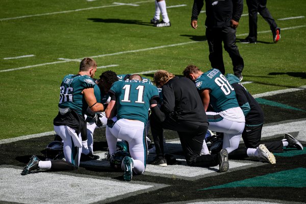 players_pray_carson_Wentz_Eagles_Rams_NFL_Kate_Frese_092020