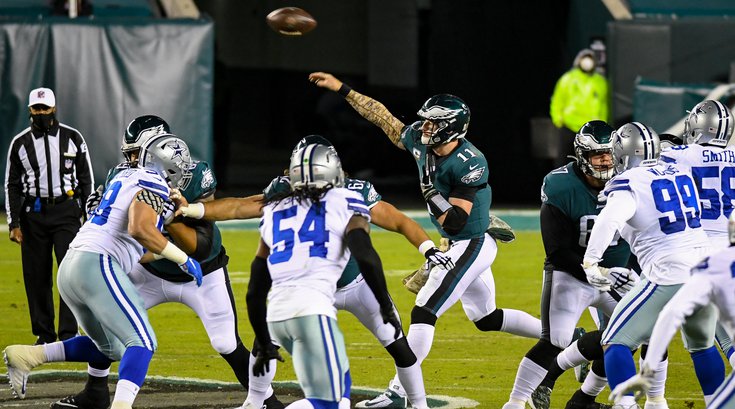 Eagles_Cowboys_Carson_Wentz_throw_110220