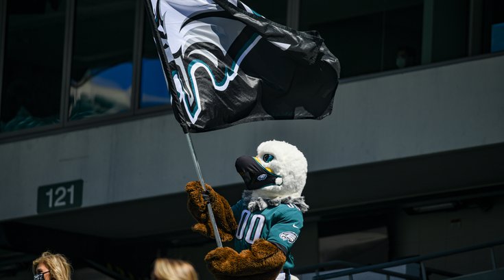 Swoop_Mascot_fans_Eagles_Rams_Kate_Frese_092020