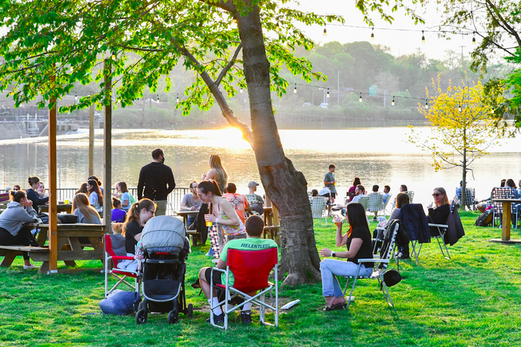 自来水公园(Parks on Tap)将在舒尔基尔河沿岸的两个地点设立，供游客在户外享受吊床和啤酒。(photo:PhillyVoice)