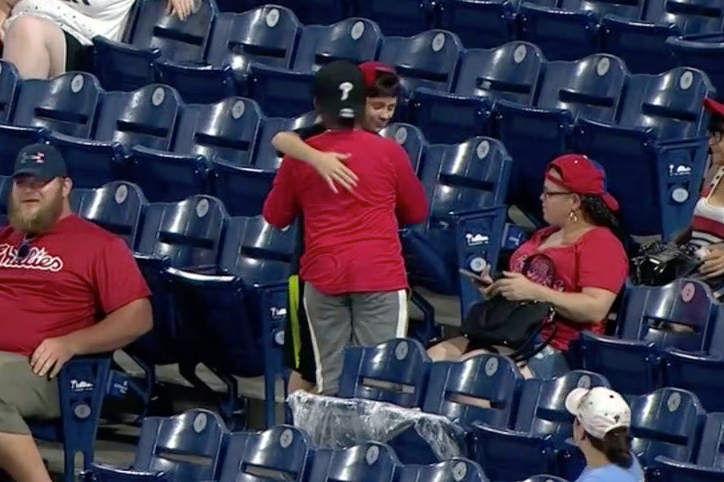 Young Phillies fan gifts foul ball
