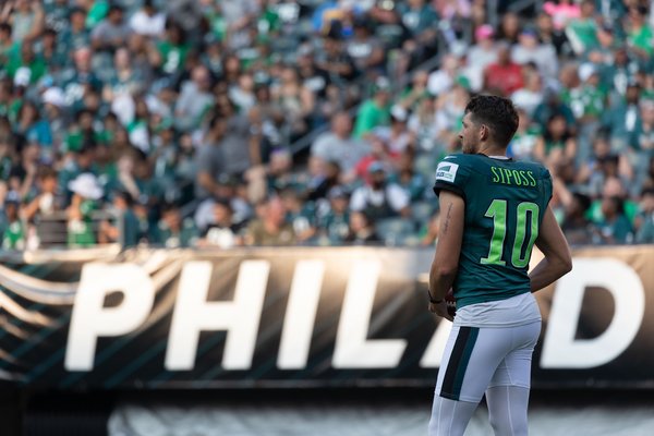 8.6.23_EaglesPractice_fans-Siposs-0133.jpg