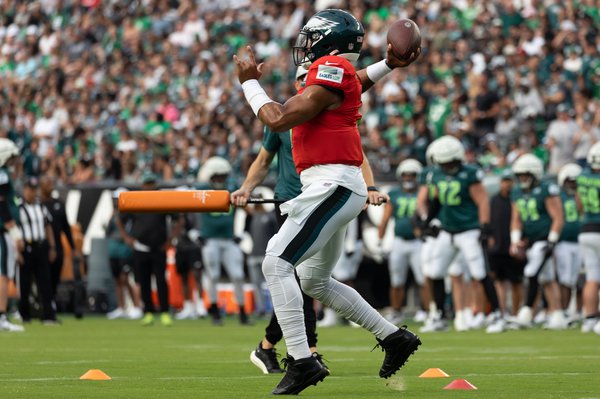 8.6.23_EaglesPractice_Jalen-Hurts-1300.jpg