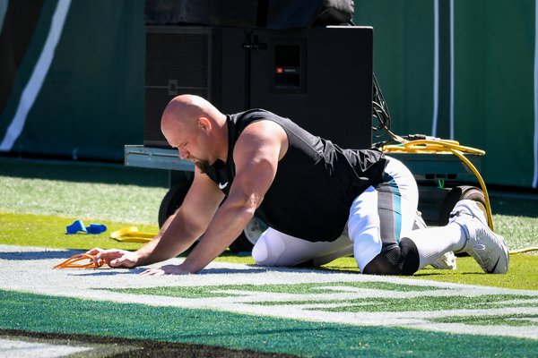 Lane_Johnson_stretches_Eagles_Rams_Kate_Frese_092020.jpg