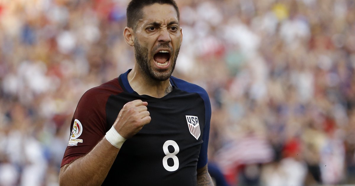 Photo: Paraguay forward Dario Lezcano beats Colombia midfielder