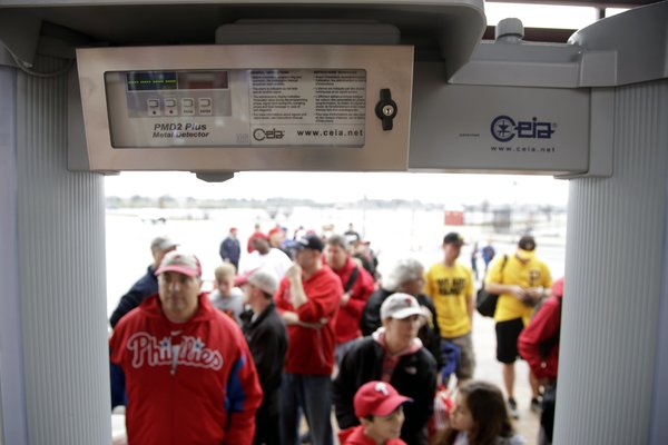 040815_philliesfans_AP