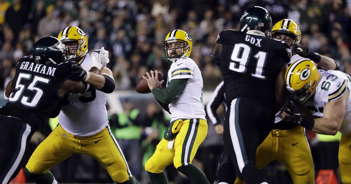 Rodgers tosses 2 TDs, Packers beat Eagles 27-13