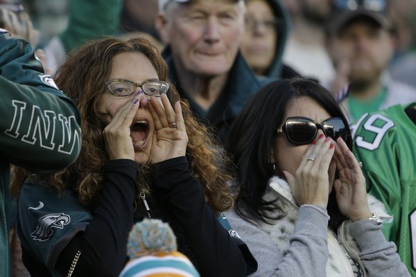 051116EaglesFans