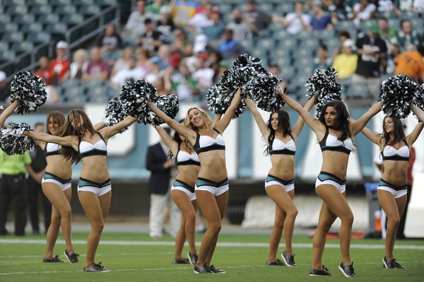 082516EaglesCheerleaders