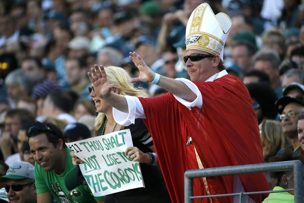 092915EaglesFanPope