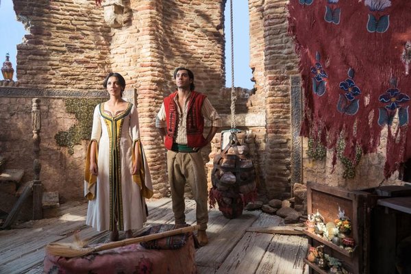 Mena Massoud and Naomi Scott in Aladdin 