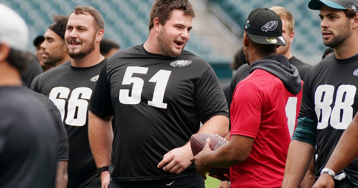 Eagles rookie Landon Dickerson stuns with pregame outfit