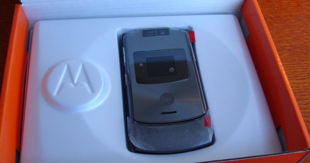 Omg The Early 2000s Motorola Razr Might Be Making A