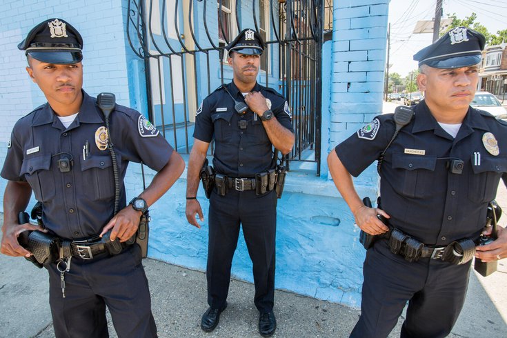 新泽西州法律现在要求所有穿制服的警察都必须佩戴人体摄像头。上图为2017年，装备了人体摄像头的卡姆登县警察三人组在徒步巡逻。(photo:PhillyVoice)