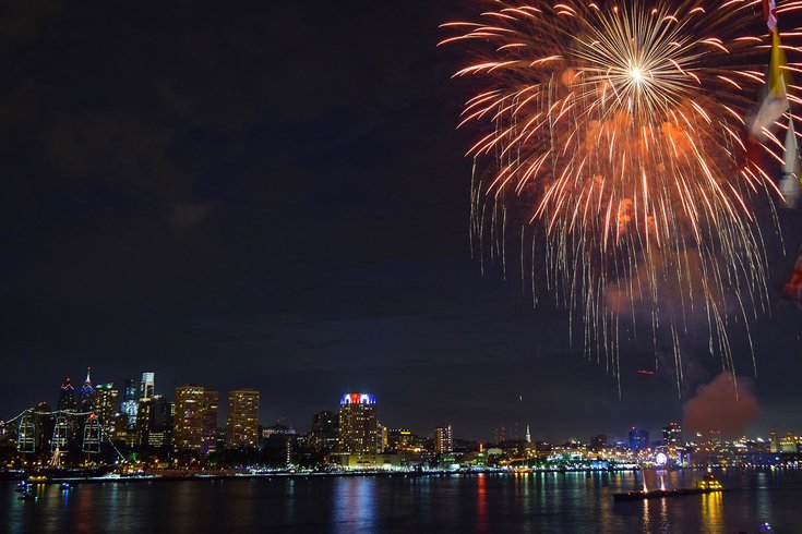 PennsLandingFireworks_L.Berckey_13.jpg