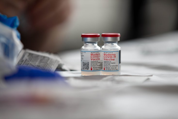 一个新的网站允许费城居民预先注册COVID-19疫苗。上图，两瓶Moderna的疫苗放在佛罗里达州塔拉哈西的一个消防队。(photo:PhillyVoice)