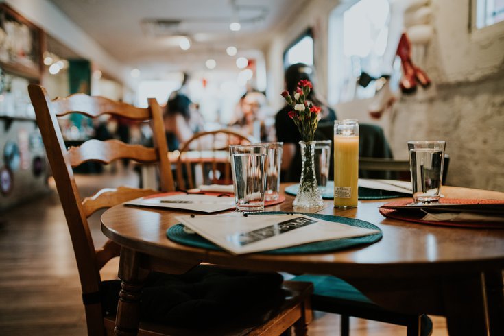 2021年1月16日，费城餐厅将被允许以25%的座位数进行室内就餐。11月下旬，随着COVID-19的冬季激增，卫生部门禁止室内餐饮。(photo:PhillyVoice)