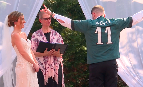 Groom says 'I do' in Eagles jersey after winning Super Bowl bet