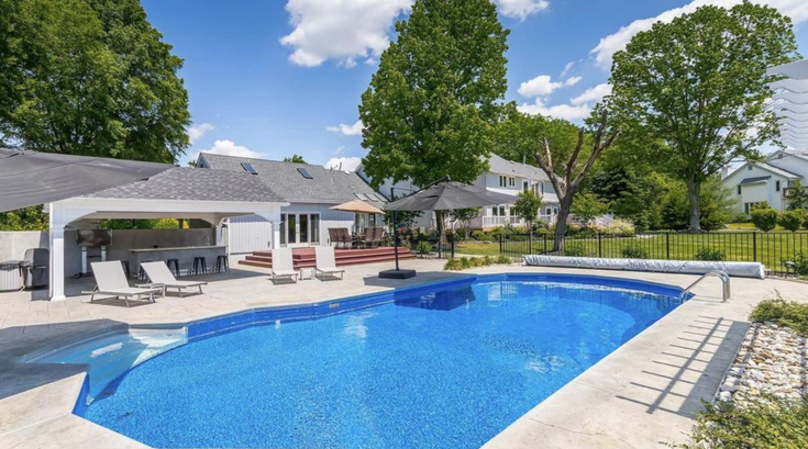 Limited - Anne Koons - 813 new albany rd backyard