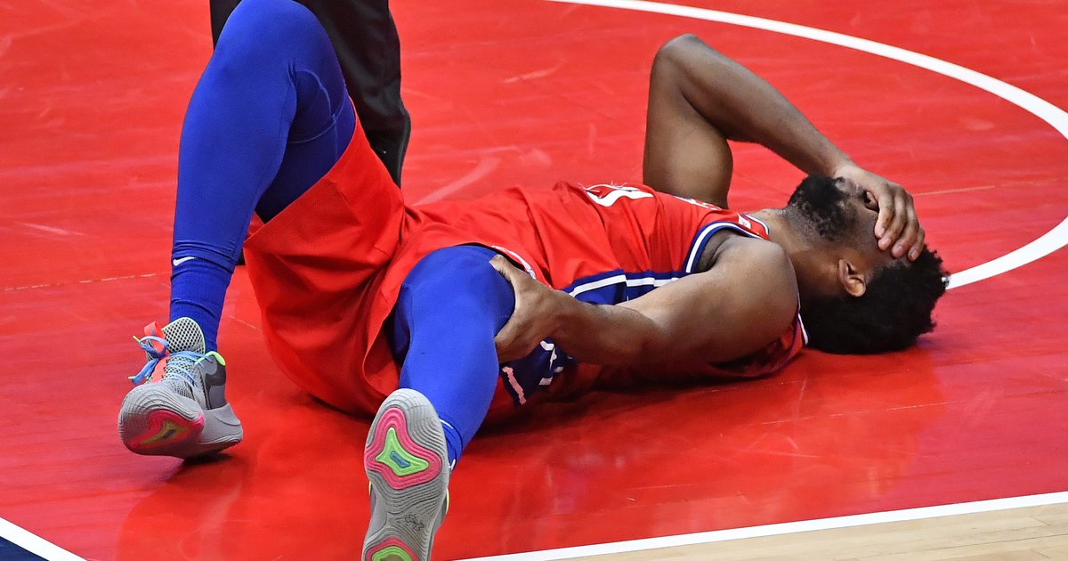 Joel Embiid exits Wizards game with left knee injury