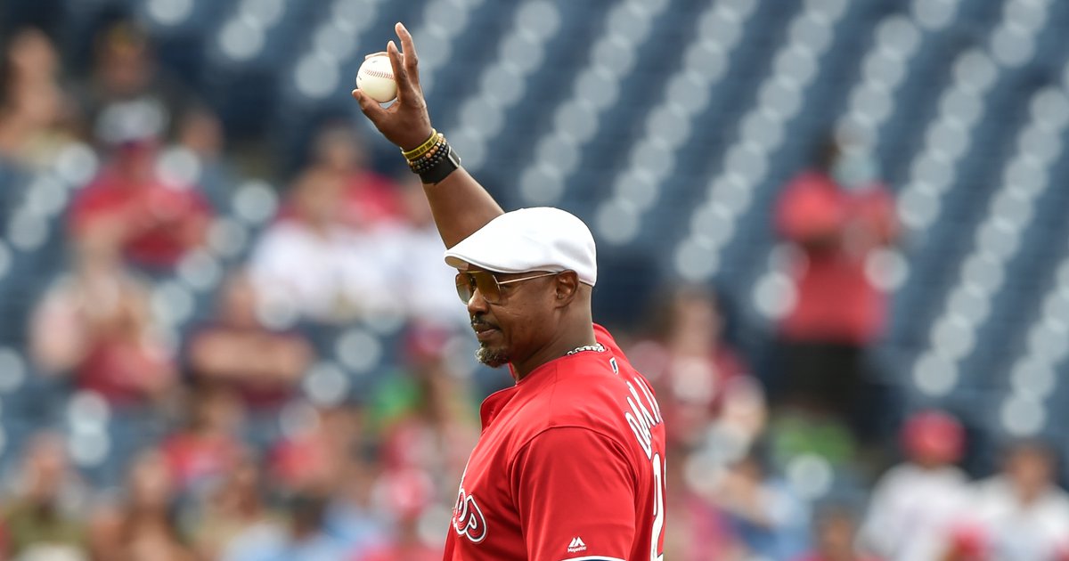 WATCH: Brian Dawkins sings 'Take Me Out to the Ball Game' at Citizens Bank Park - Vimarsana News