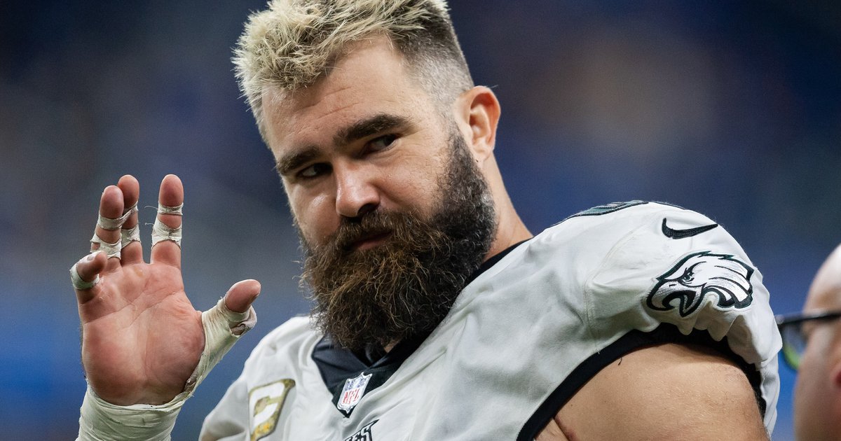 Jason Kelce wears hilarious '50 First Dates' inspired outfit to Eagles game