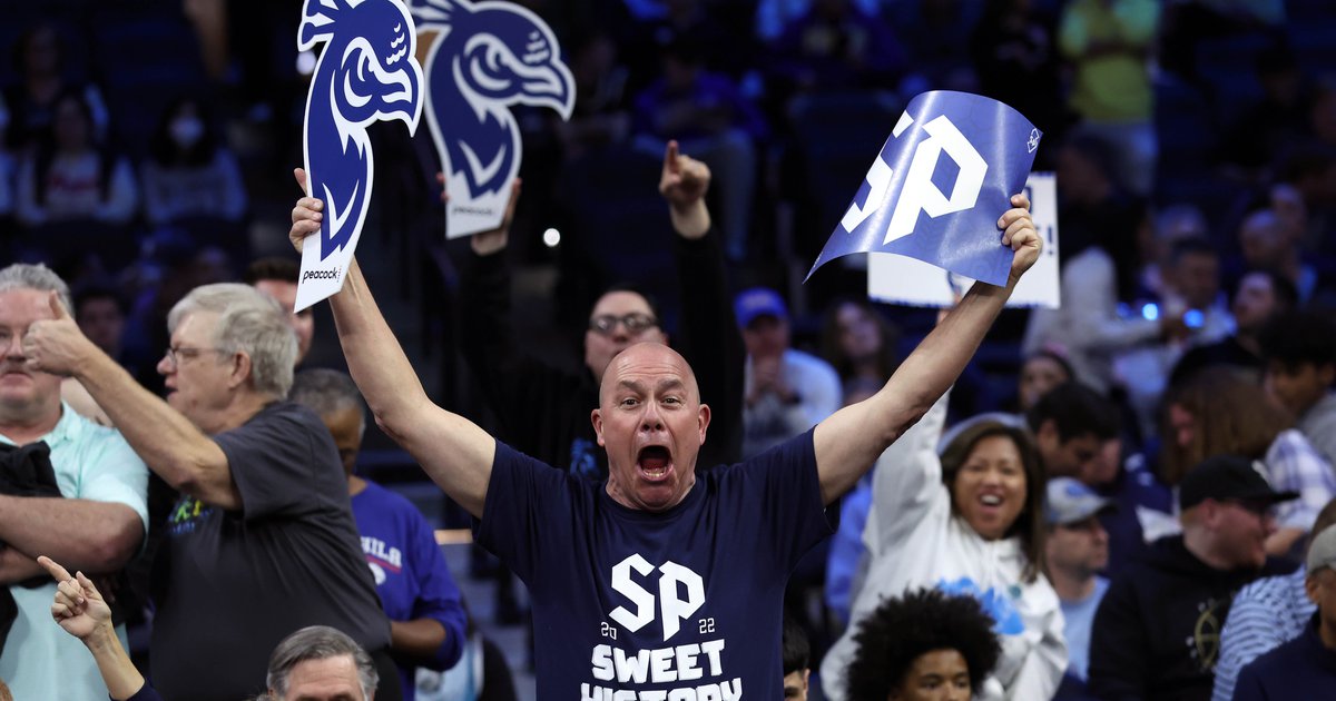 Saint Peter's fans take over South Philly for the Sweet 16 - Vimarsana News