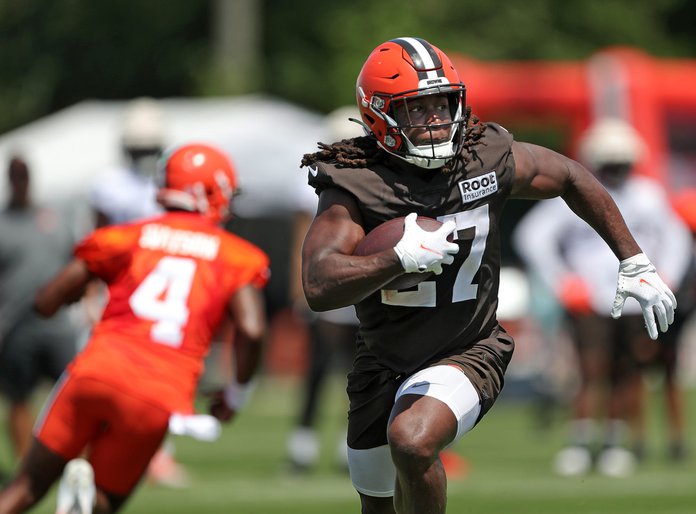 WATCH: Browns RB Kareem Hunt arrives to game wearing Nick Chubb gear