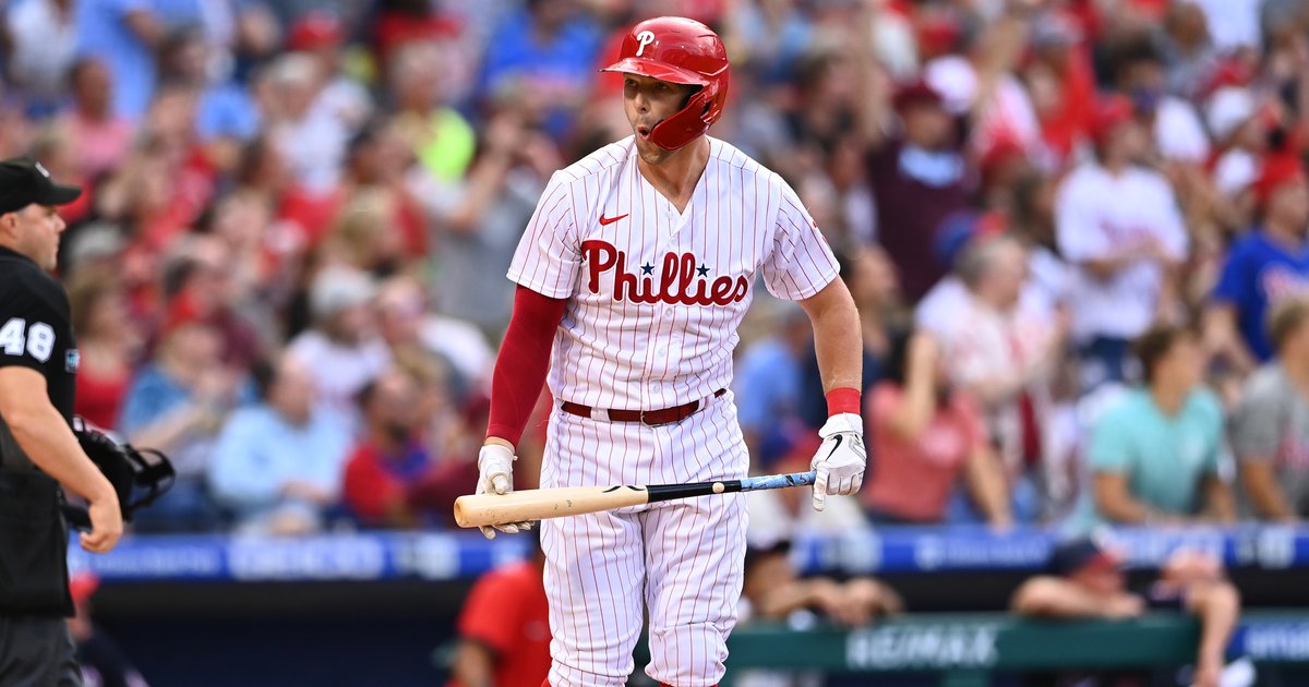 Rhys Hoskins first pitch: Phillies 1B makes appearance ahead of