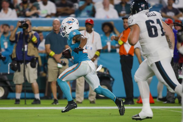 082722EaglesDolphins