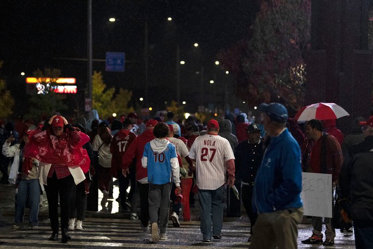 Phillies-Fans-World-Series-Game-3-Fans-Leaving-Rain-Delay.jpg