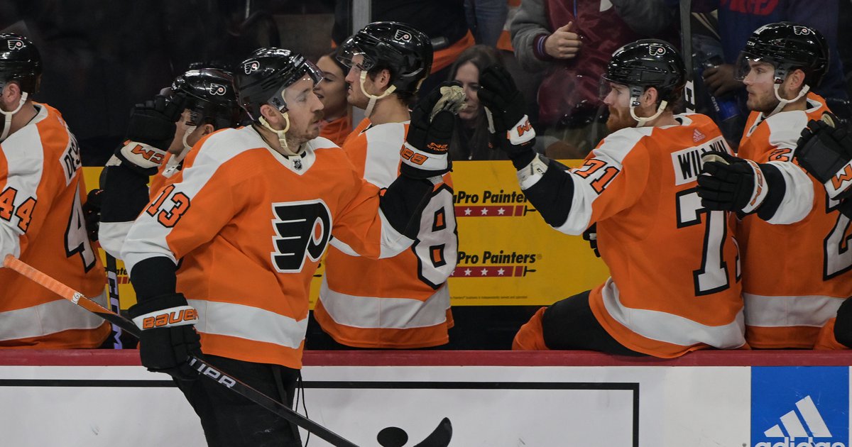 Hayes leads Flyers to win over Islanders