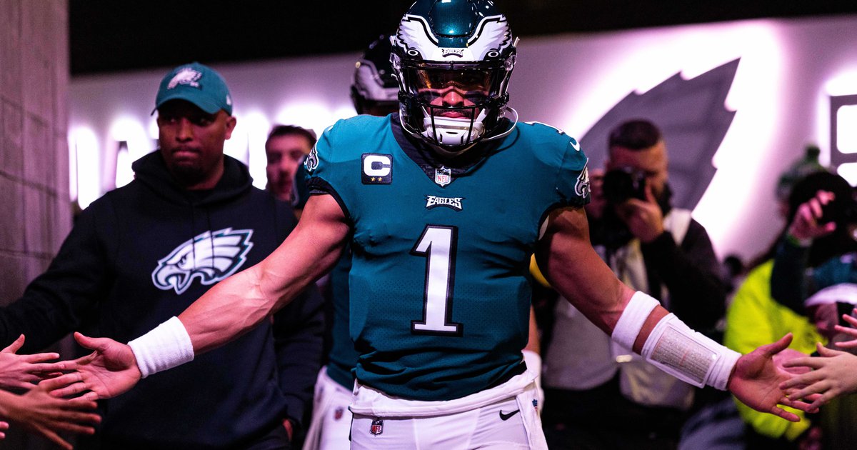 Video: Eagles Fan Runs out of Tunnel with Team Ahead of Game vs