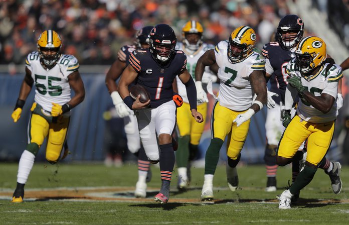 Bears' Justin Fields nearly scores touchdown on marvelous run vs Eagles