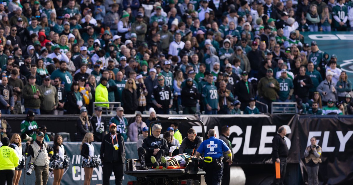 Eagles' Josh Sweat carted off field after suffering neck injury vs. Saints;  has movement in all extremities 