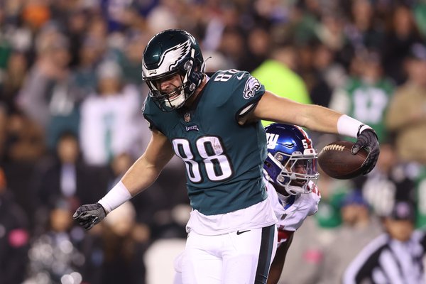 Dallas Goedert's stiff arm set the tone for dominant Eagles win