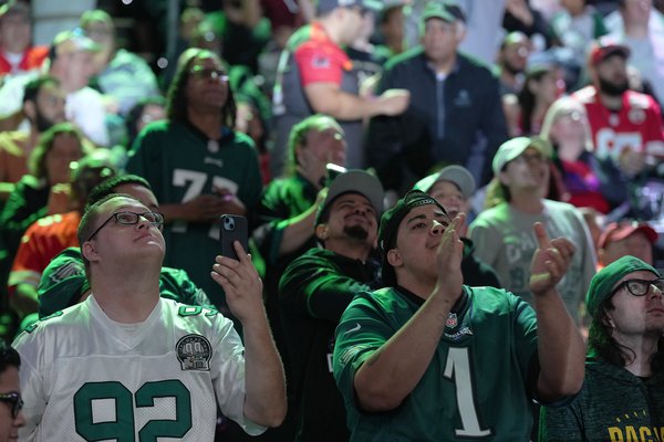 Super fervor in S.F.: Eagles fans in Marina, Chiefs diehards in SoMa