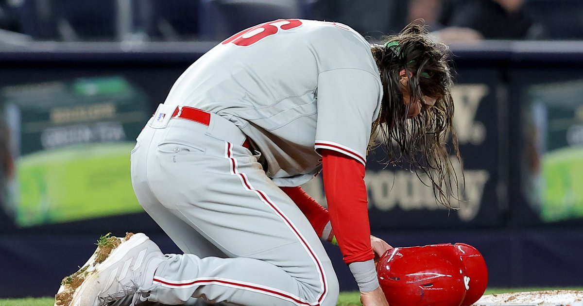 Phillies' Harper ignores sign at third base to score off