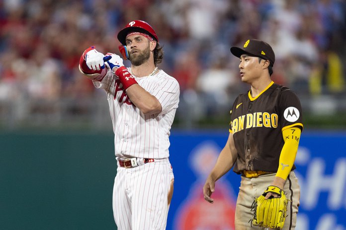 Bryce Harper lauds Kyle Schwarber's toughness as Phillies hitter